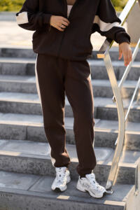 Жіночий костюм Evelyn з КАНТОМ та вишитим лого Шоколадний - Зображення 6