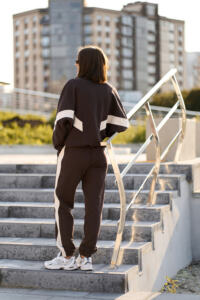 Жіночий костюм Evelyn з КАНТОМ та вишитим лого Шоколадний - Зображення 11