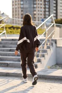 Жіночий костюм Evelyn з КАНТОМ та вишитим лого Шоколадний - Зображення 15