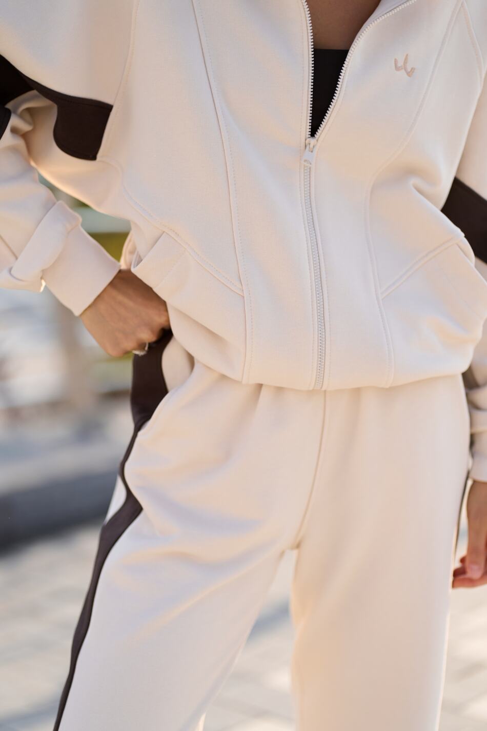 Жіночий костюм Evelyn з КАНТОМ та вишитим лого Таш - Зображення 13